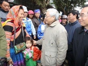 ທ່ານເລຂາທິການໃຫຍ່ ຫງວຽນຟຸ໋ຈ້ອງ ຢ້ຽມຢາມ ແລະ ເຮັດວຽກຢູ່ແຂວງ ລາວກາຍ